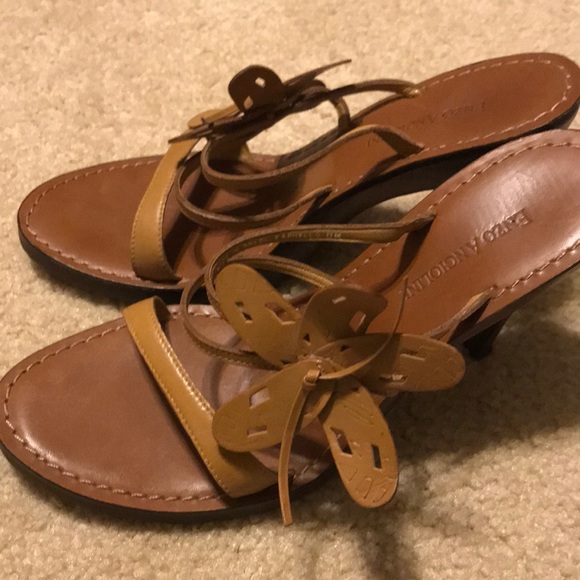 Size 7 1/2 heels with a flower on the side - Picture 3 of 4